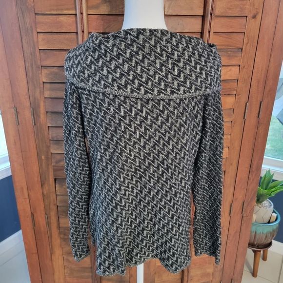 Eight Eight Eight women's sweater Cowl Neck black chevron design NWT size medium - Picture 2 of 4